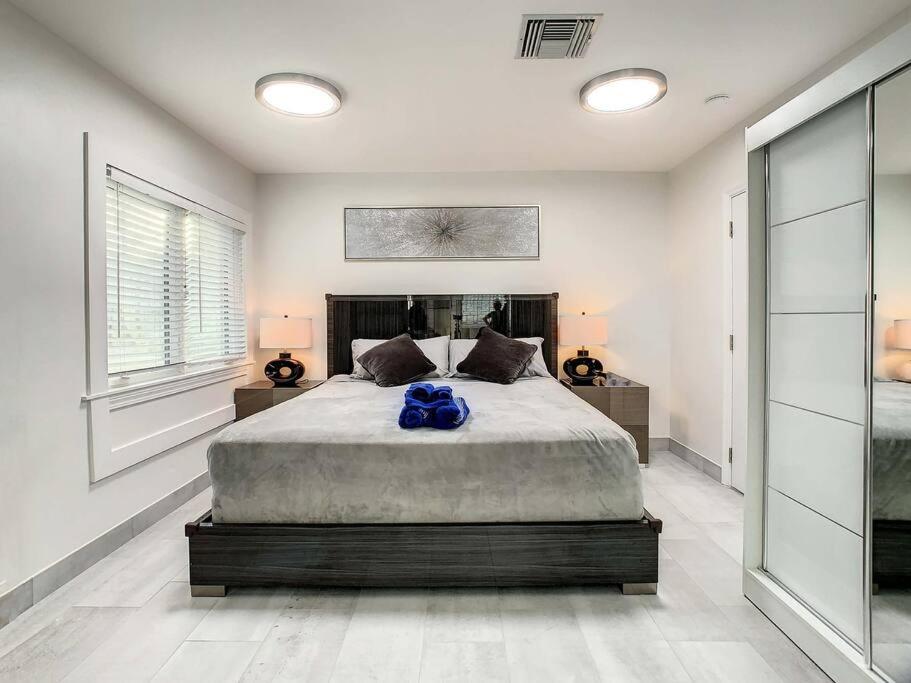 um quarto com uma cama grande e 2 janelas em Steps From the beach, renovated 1bd 1 bth em Clearwater Beach