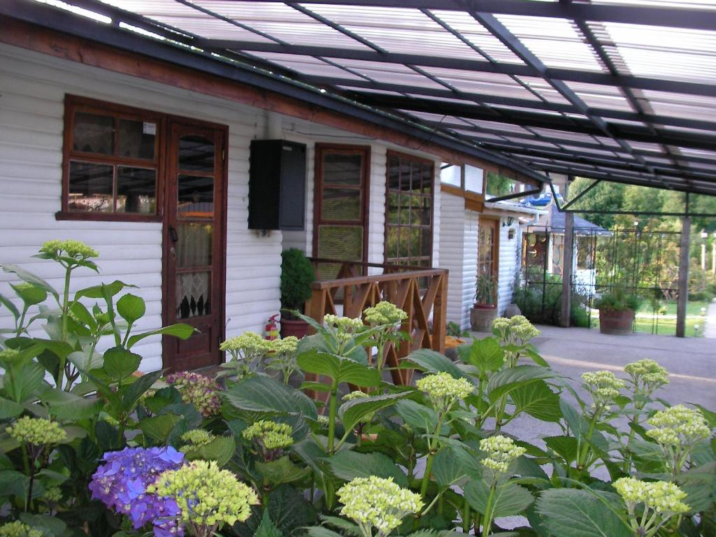 un porche de una casa con un ramo de flores en Complejo Cabañas Pétalos, en Villarrica