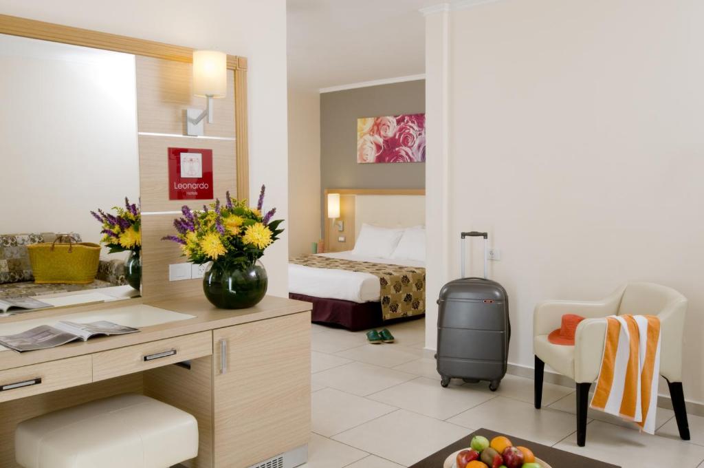 Postel nebo postele na pokoji v ubytování Leonardo Royal Resort Eilat