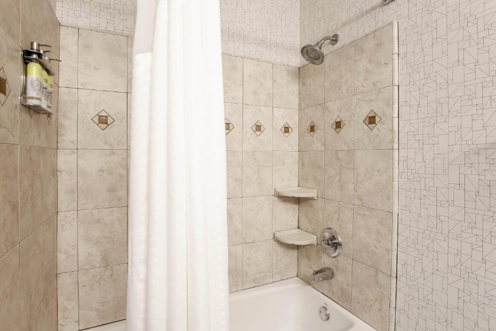 Holiday Inn Express Lancaster by IHG - King Suite With Sofa Bed