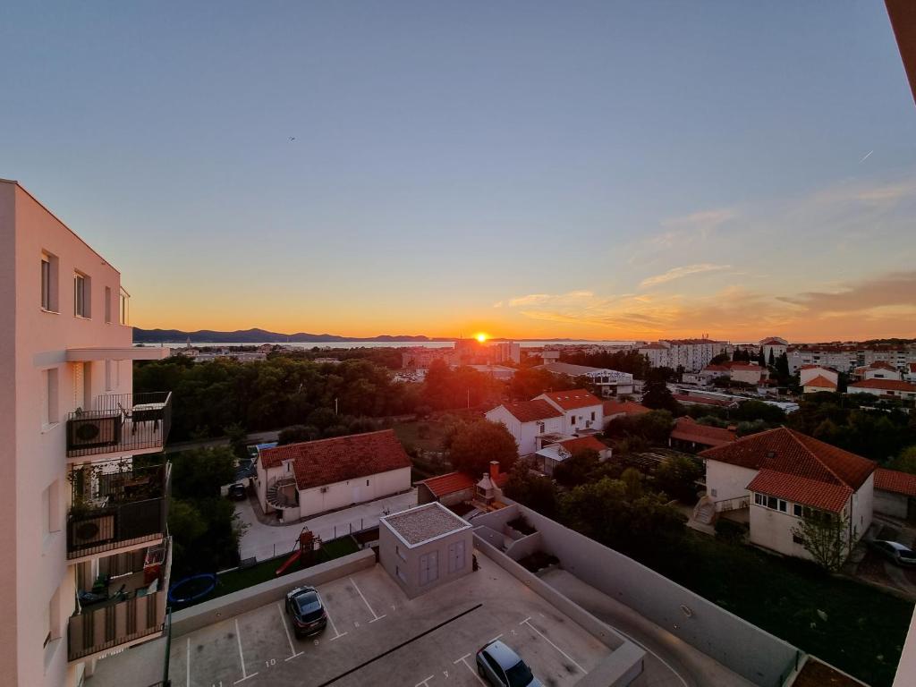 Východ nebo západ slunce při pohledu z apartmánu nebo okolí