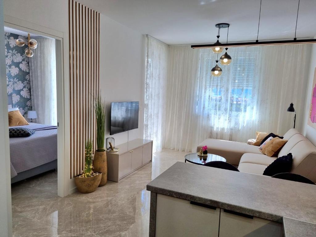 TV a/nebo společenská místnost v ubytování Apartment "50 Shades" with balcony and free parking in the garage