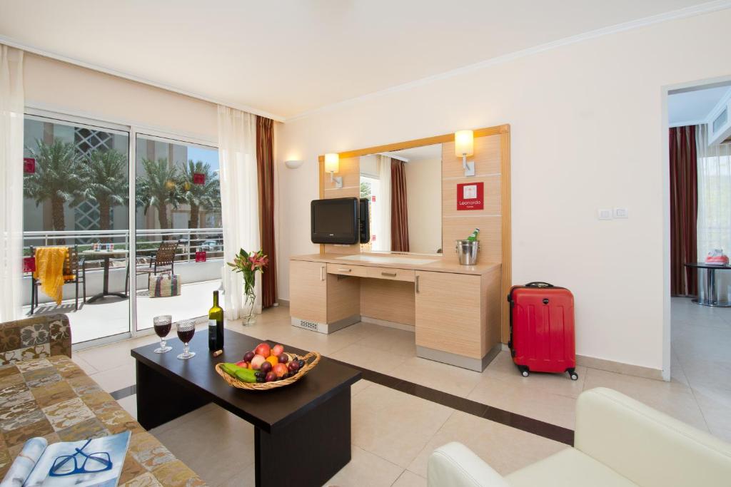TV a/nebo společenská místnost v ubytování Leonardo Royal Resort Eilat