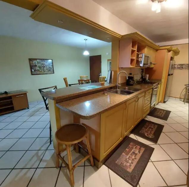 cocina con fregadero y encimera en Cómodo apartamento en Naguanagua, en Naguanagua