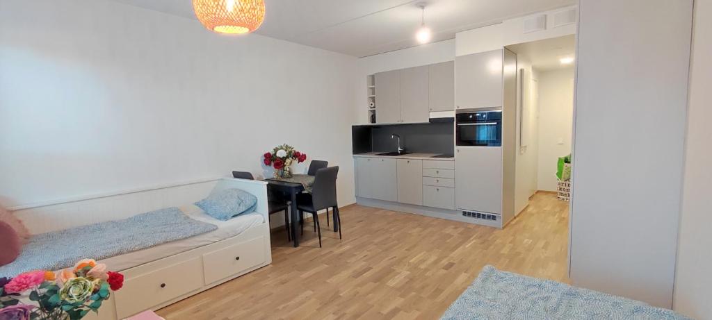 1 dormitorio con 1 cama y escritorio en una habitación en Ruby studio 5min to Vantaa Airport and 20min to Helsinki center en Vantaa