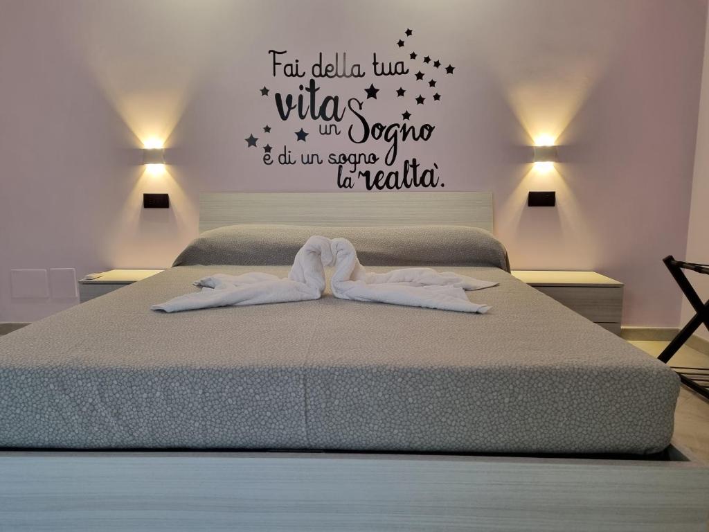 una camera con due letti con parole sul muro di Il Piccolo Sogno di Roma a Roma