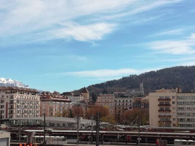 vistas a una ciudad con edificios y un tren en -- Le Sanctuaire, à 50 mètres de la Gare --, en Annecy