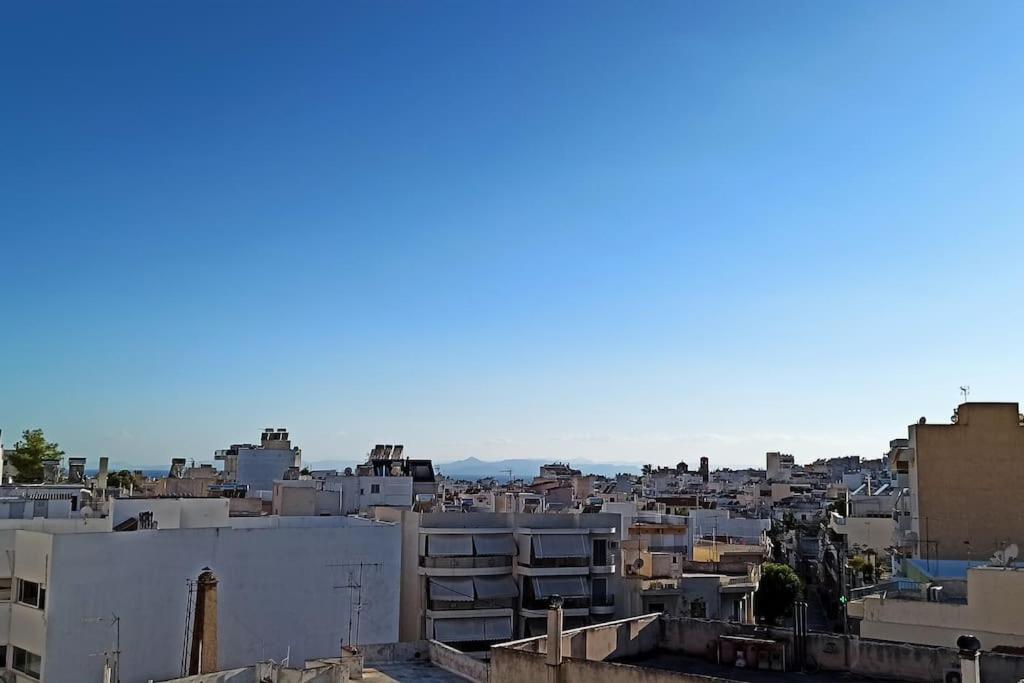 widok z dachu miasta w obiekcie Penthouse with an incredible view 350m from metro station! w Atenach
