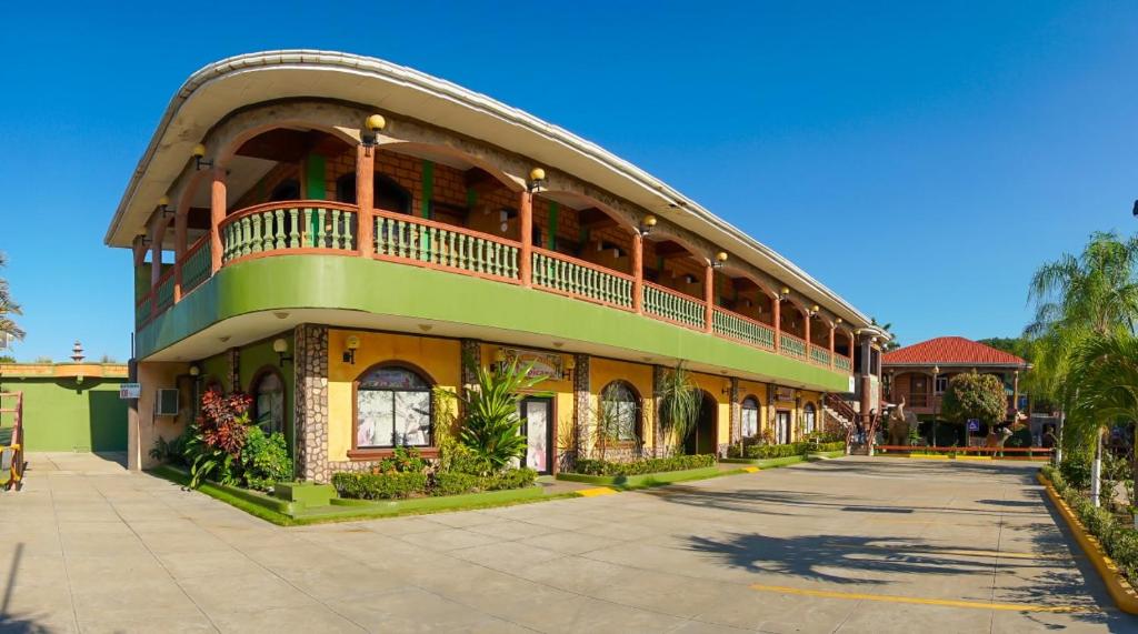 a large building with a balcony on top of it at Apart Hotel K-Lisma in San Pedro Sula