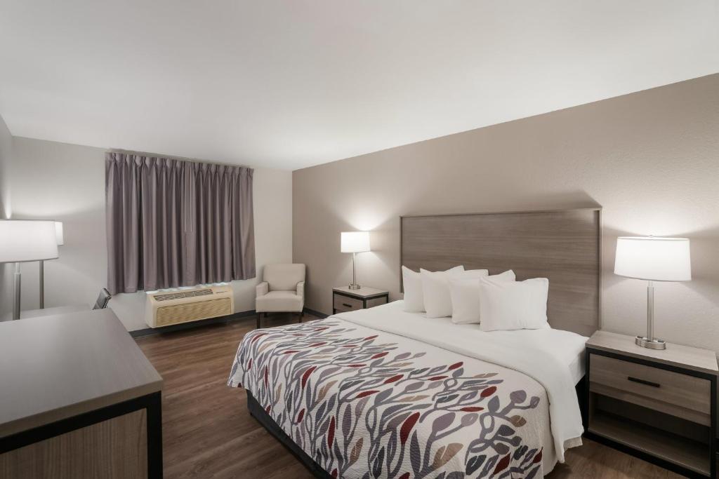 Un pat sau paturi într-o cameră la Red Roof Inn & Suites Carrollton, GA - West Georgia