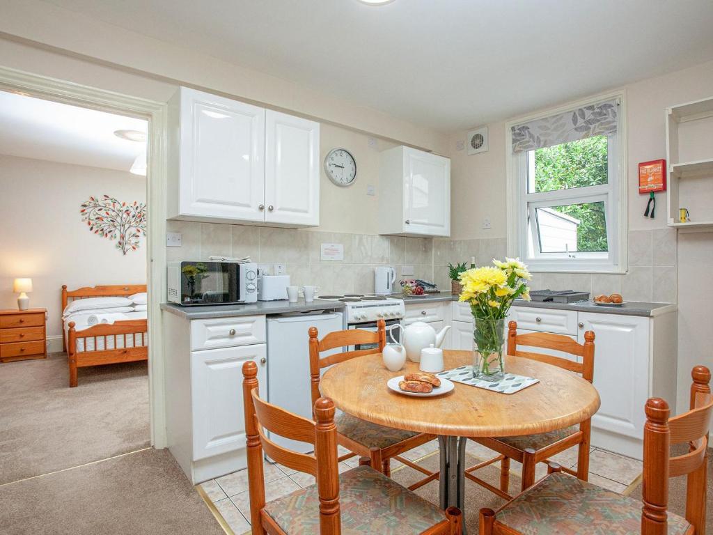 - une cuisine et une salle à manger avec une table et des chaises dans l'établissement Apartment Five - Uk39841, à Paignton
