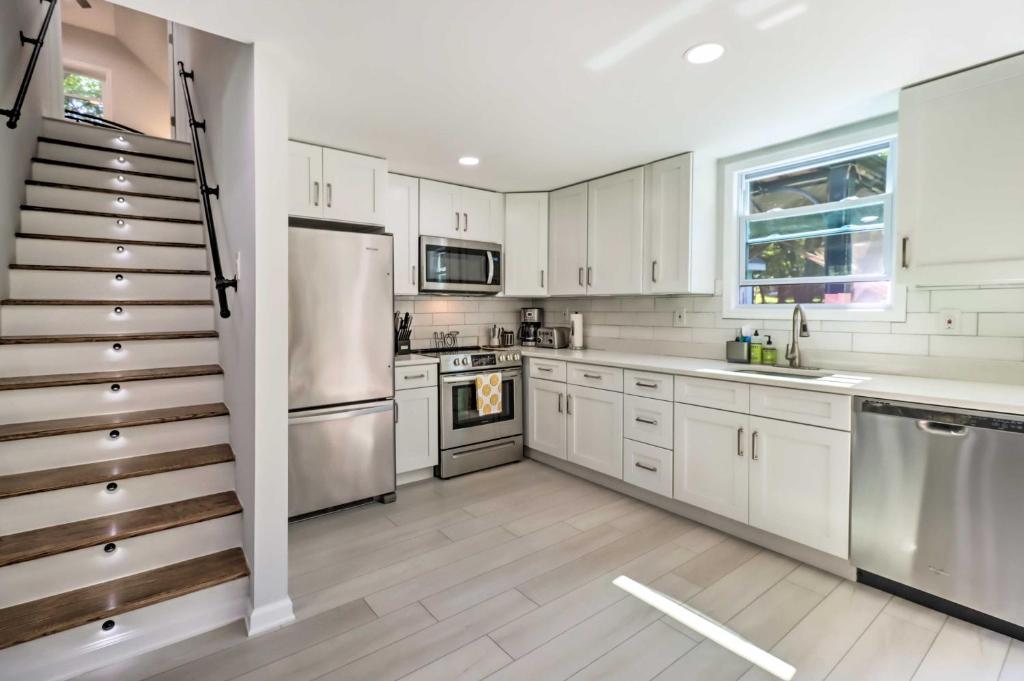 Una cocina o zona de cocina en Game Room, Community Beach Pocono Home!