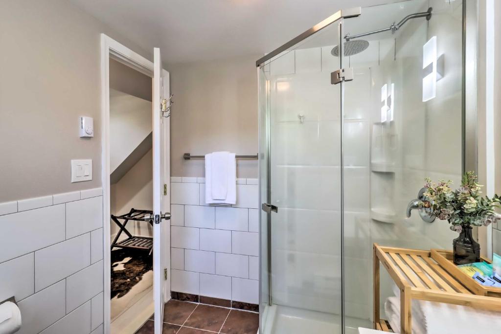 Un baño de Game Room, Community Beach Pocono Home!