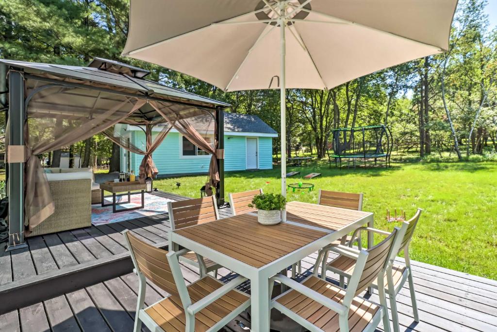 Jardín al aire libre en Game Room, Community Beach Pocono Home!