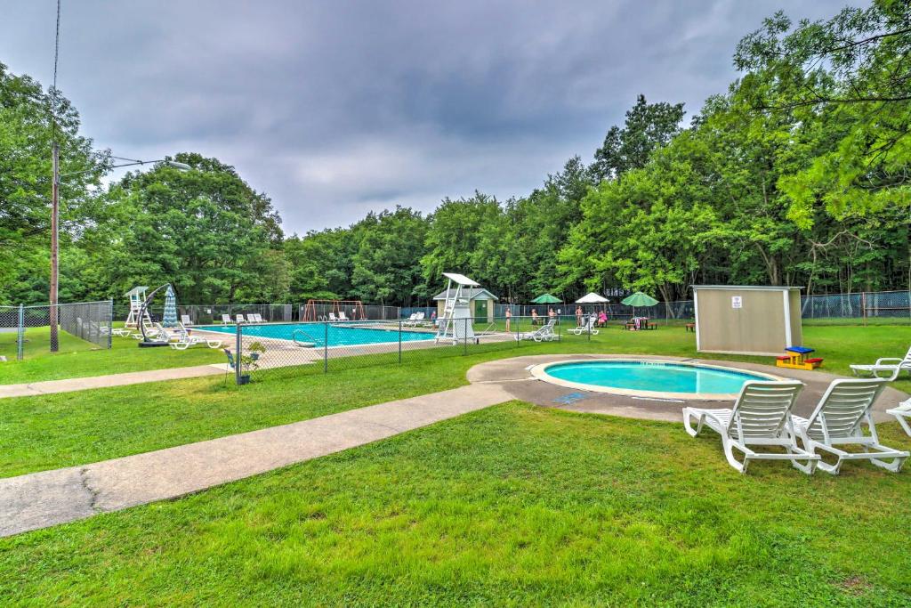 Piscina en o cerca de Game Room, Community Beach Pocono Home!