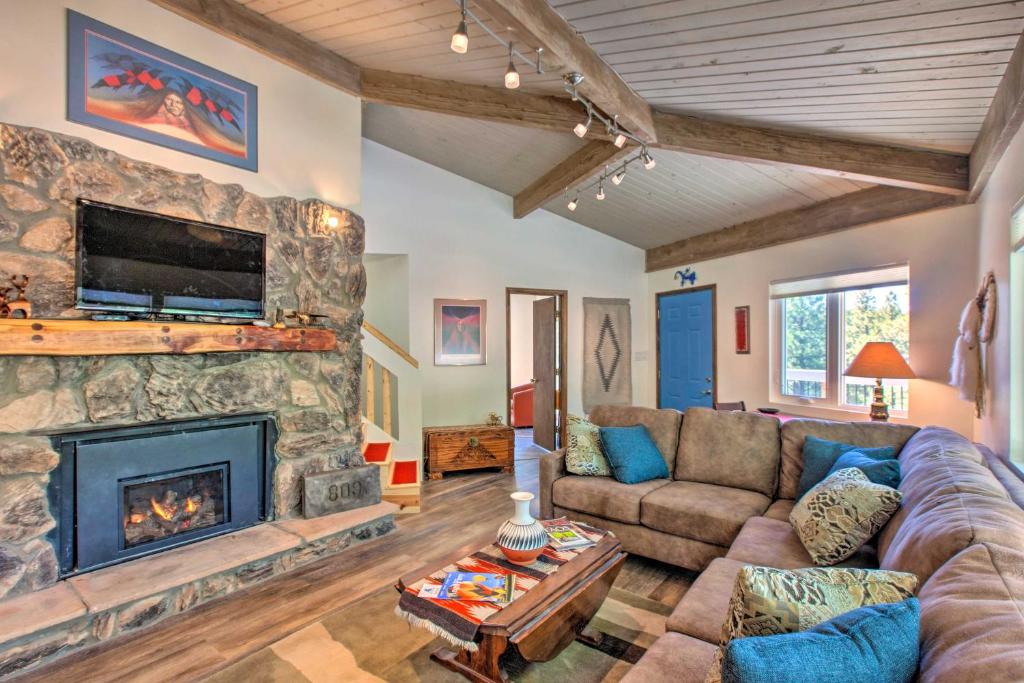 - un salon avec un canapé et une cheminée dans l'établissement Angel Fire Home with Deck about 3 Mi to Ski Resort!, à Angel Fire