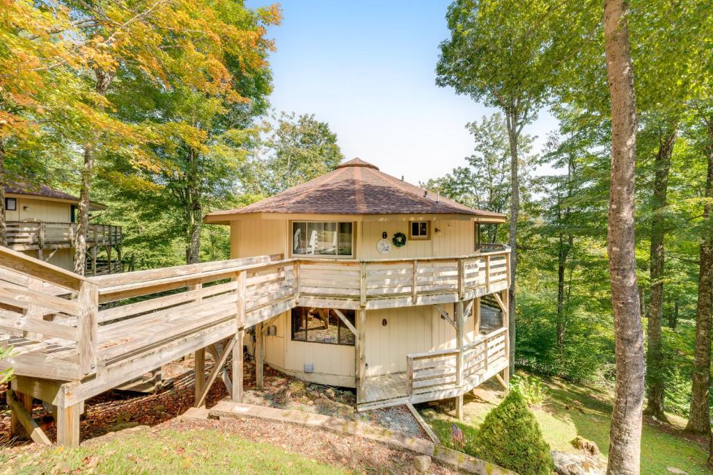 une maison avec une grande terrasse dans les bois dans l'établissement Almost Heaven, à Sugar Mountain