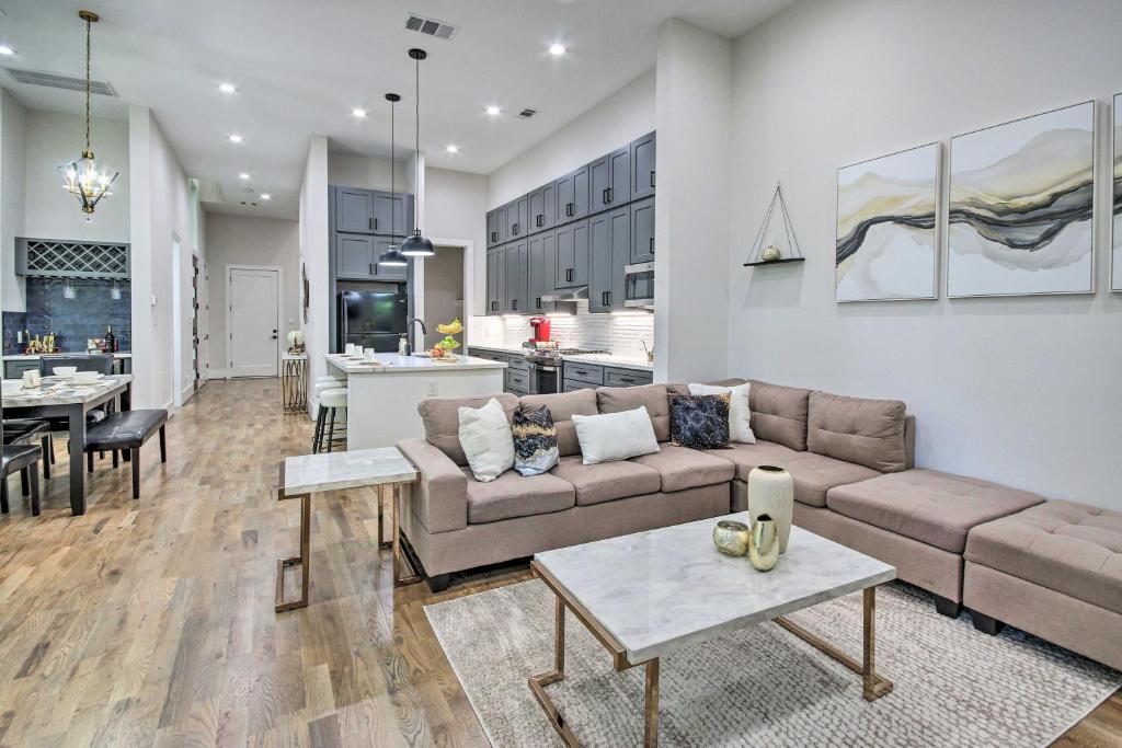 Modern Home with Yard 2 Mi to Downtown Houston! - Housity