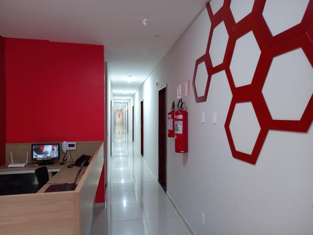 a living room with red walls and a fire hydrant on the wall at Mauri Center Hotel in Picos