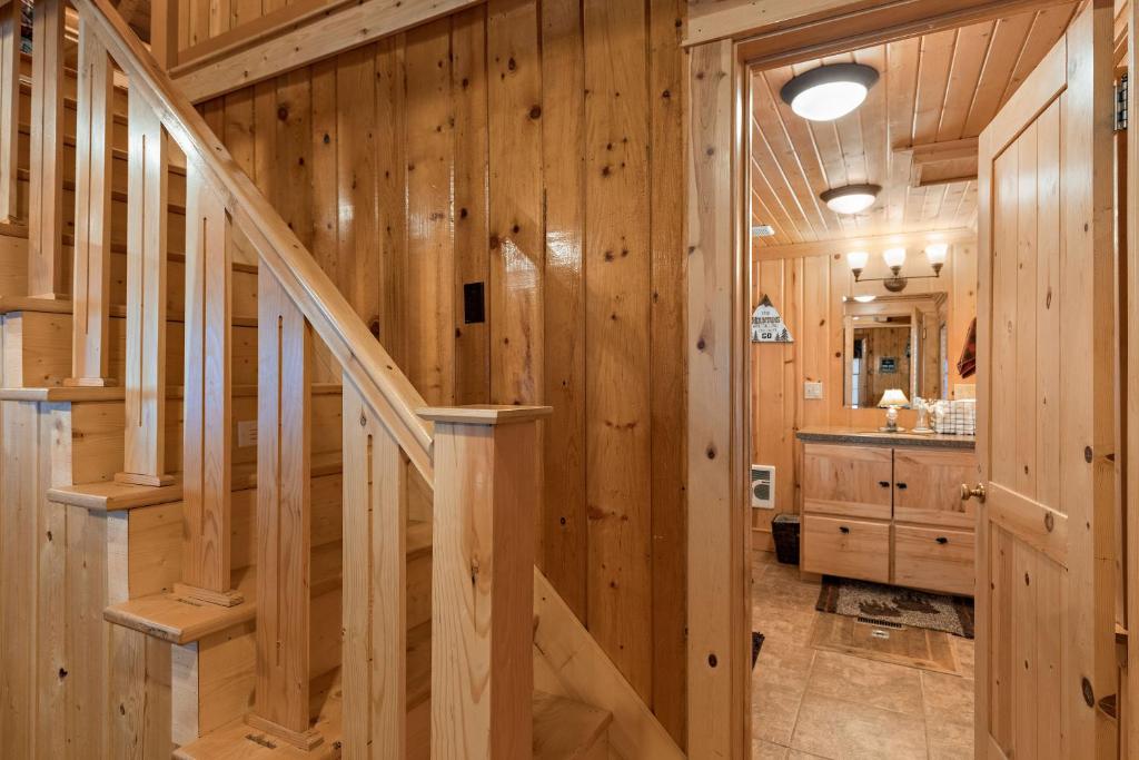 Koupelna v ubytování Double Loop by KABINO Large Driveway Fire Pit Fireplaces Grill WiFi Sleeps 11 in Summer and only 7 in Winter