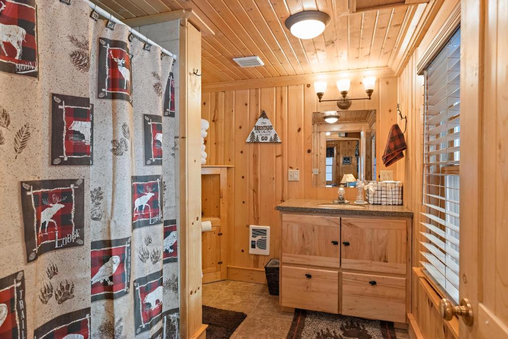 Koupelna v ubytování Double Loop by KABINO Large Driveway Fire Pit Fireplaces Grill WiFi Sleeps 11 in Summer and only 7 in Winter