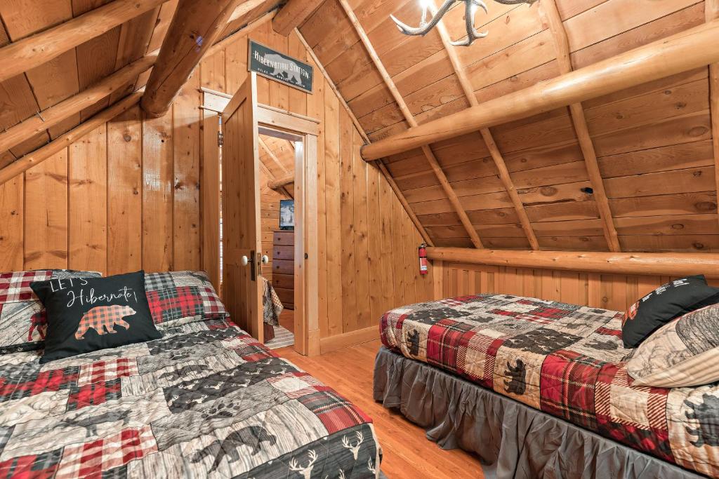 Postel nebo postele na pokoji v ubytování Double Loop by KABINO Large Driveway Fire Pit Fireplaces Grill WiFi Sleeps 11 in Summer and only 7 in Winter