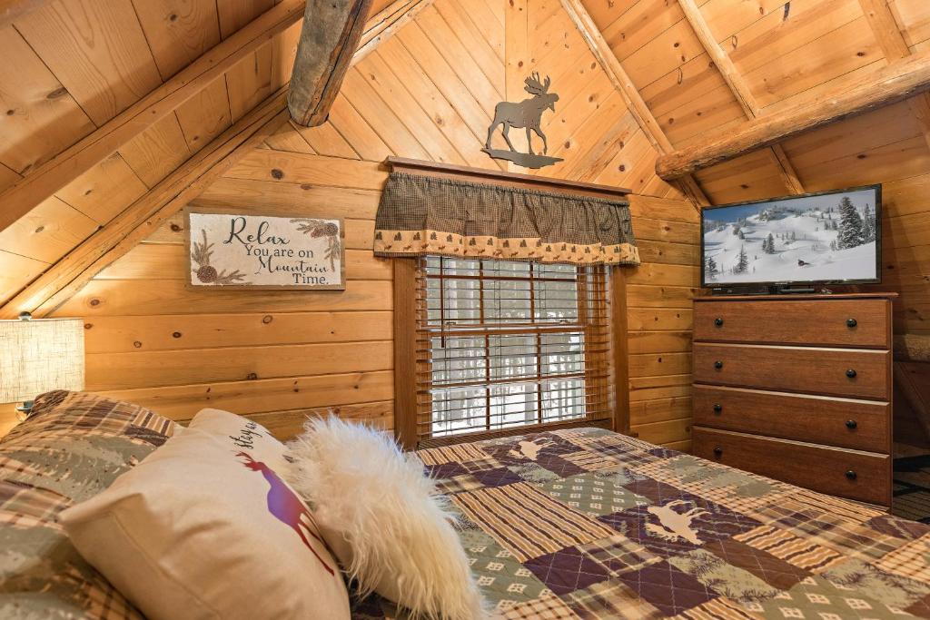 Postel nebo postele na pokoji v ubytování Double Loop by KABINO Large Driveway Fire Pit Fireplaces Grill WiFi Sleeps 11 in Summer and only 7 in Winter