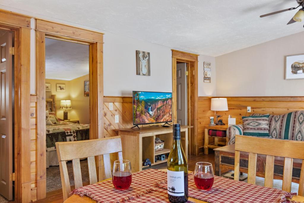Nápoje v ubytování Double Loop by KABINO Large Driveway Fire Pit Fireplaces Grill WiFi Sleeps 11 in Summer and only 7 in Winter
