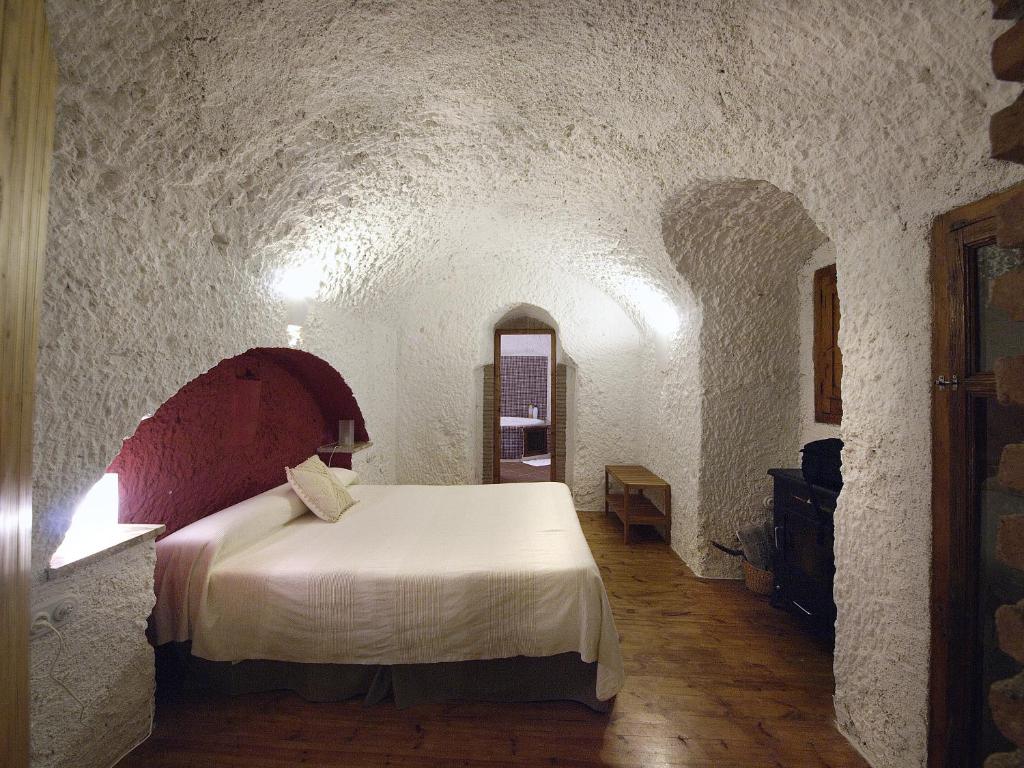 Postel nebo postele na pokoji v ubytování Casas Cueva y Cortijo La Tala en Guadix