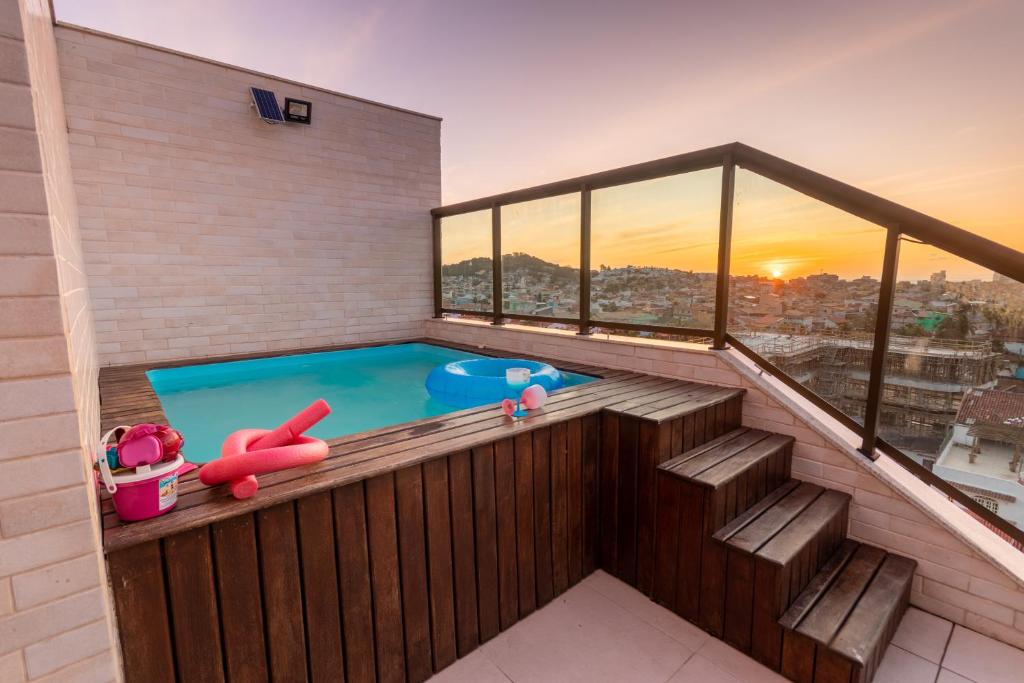 アハイアウ・ド・カボにあるCobertura Pé na Areia- Piscina, Churrasqueira, Vista Mar e a 50m da Praia dos Anjosのバルコニー(プランジプール付)