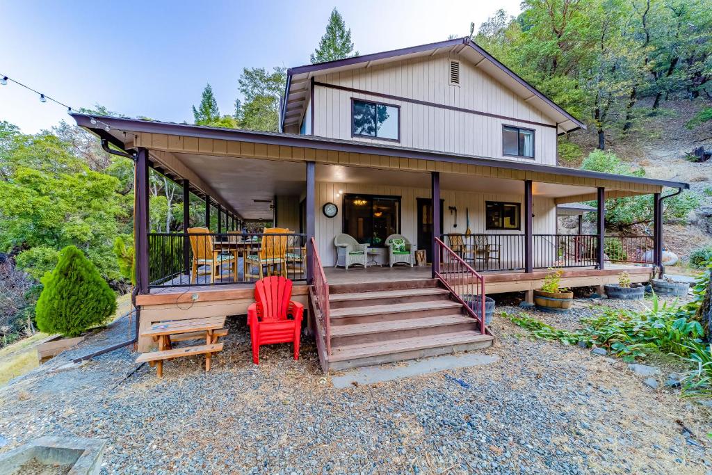 Relaxing Riverside Retreat