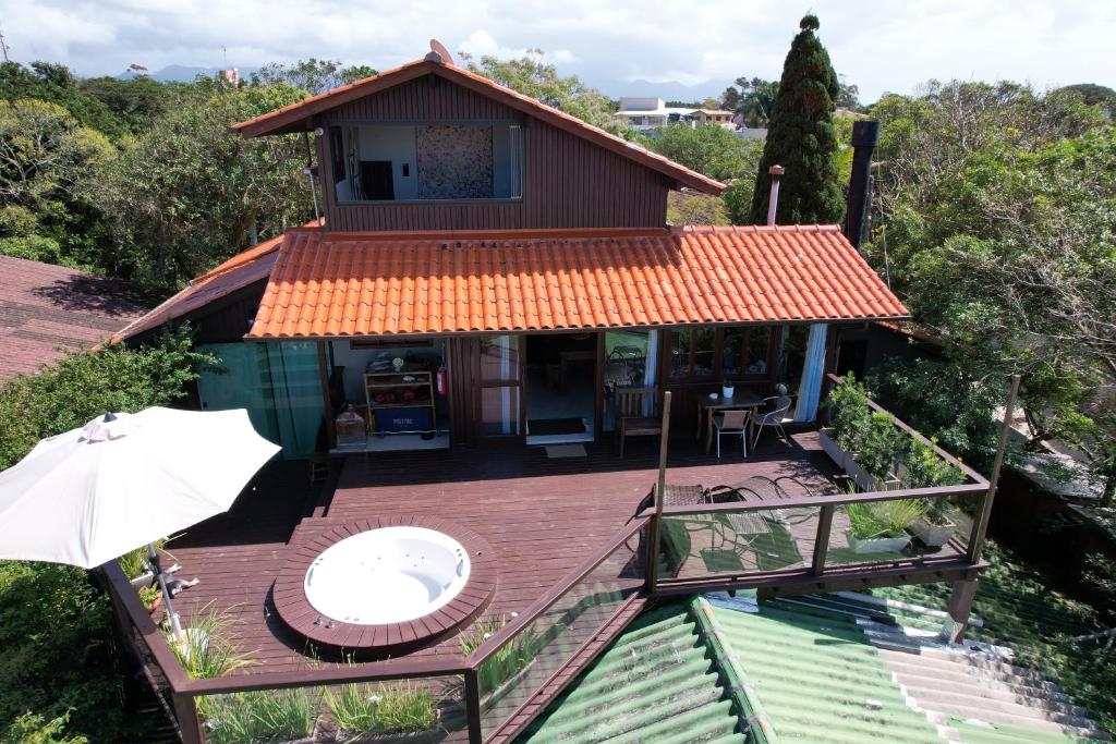 uma vista aérea de uma casa com um guarda-chuva em Casa ou Studio Guarda do Embau SC em Guarda do Embaú