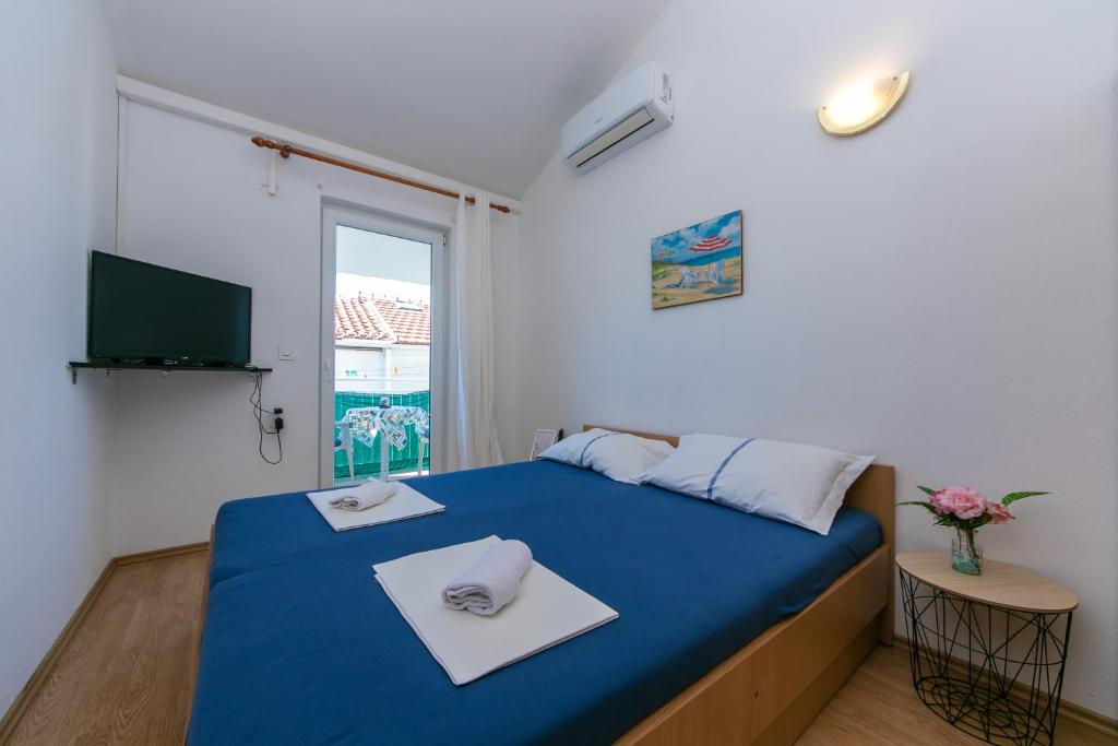 Posteľ alebo postele v izbe v ubytovaní Apartments by the sea Podaca, Makarska - 6677
