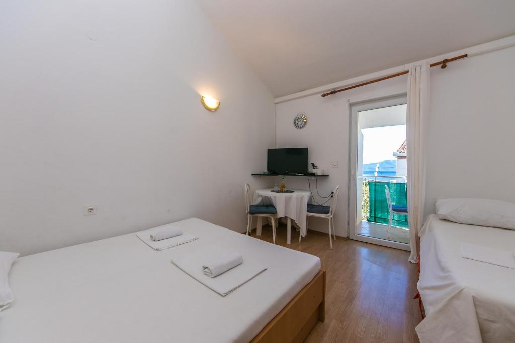 Posteľ alebo postele v izbe v ubytovaní Apartments by the sea Podaca, Makarska - 6677