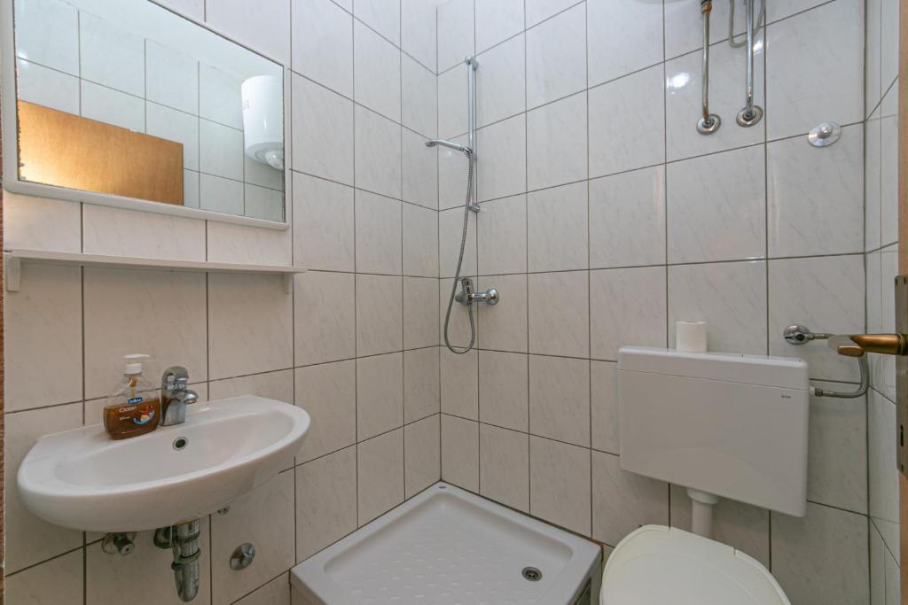Kúpeľňa v ubytovaní Apartments by the sea Podaca, Makarska - 6677