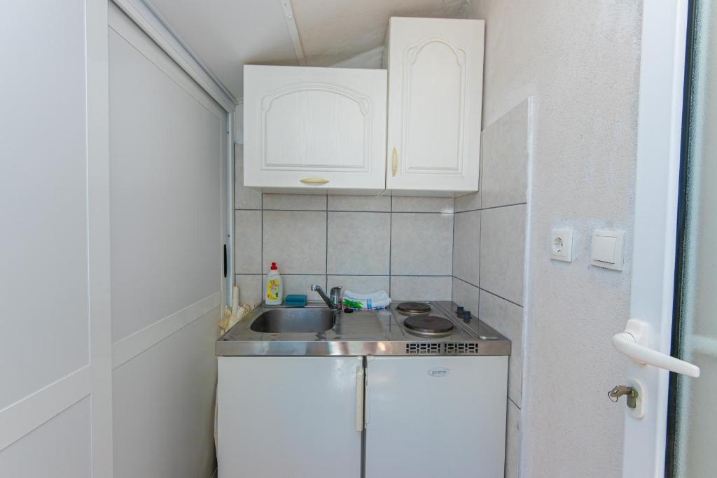 Kuchyňa alebo kuchynka v ubytovaní Apartments by the sea Podaca, Makarska - 6677