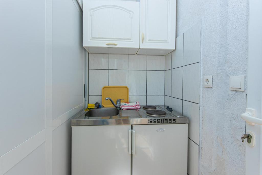 Kuchyňa alebo kuchynka v ubytovaní Apartments by the sea Podaca, Makarska - 6677