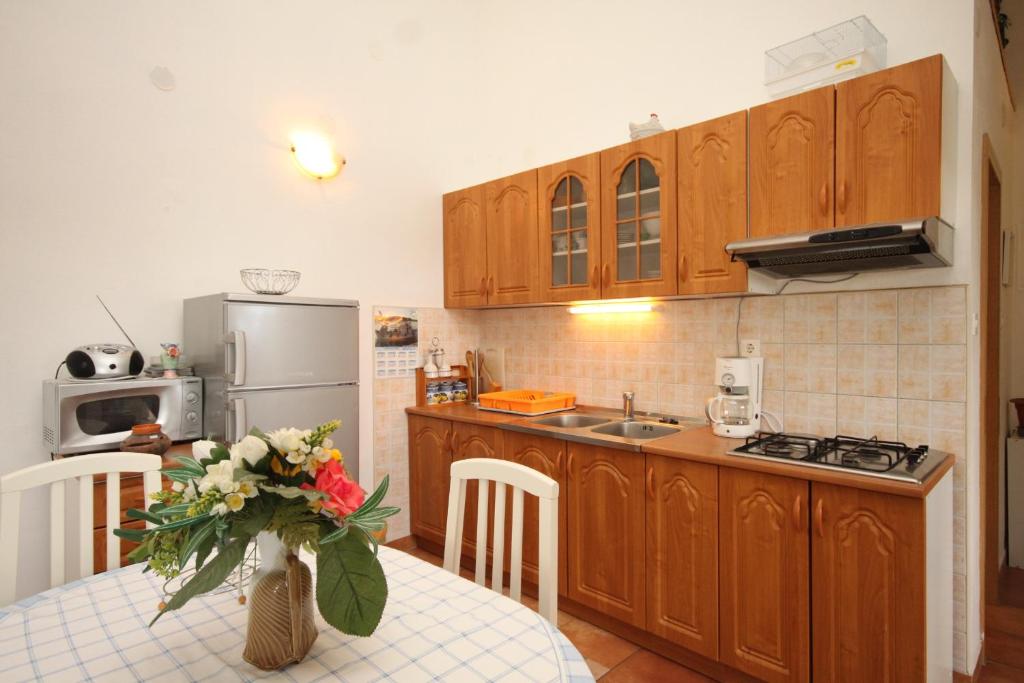 Kuchyň nebo kuchyňský kout v ubytování Apartments with parking spaces Sveti Jakov, Losinj - 8011