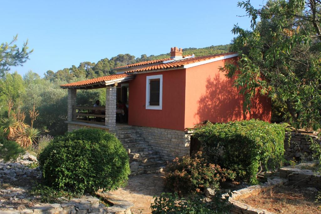 ein Haus mitten im Wald in der Unterkunft Secluded fisherman's cottage Cove Jaz - Telascica, Dugi otok - 8143 in Sali