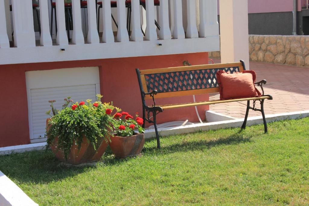 Ogród w obiekcie Apartments by the sea Pasman - 8215