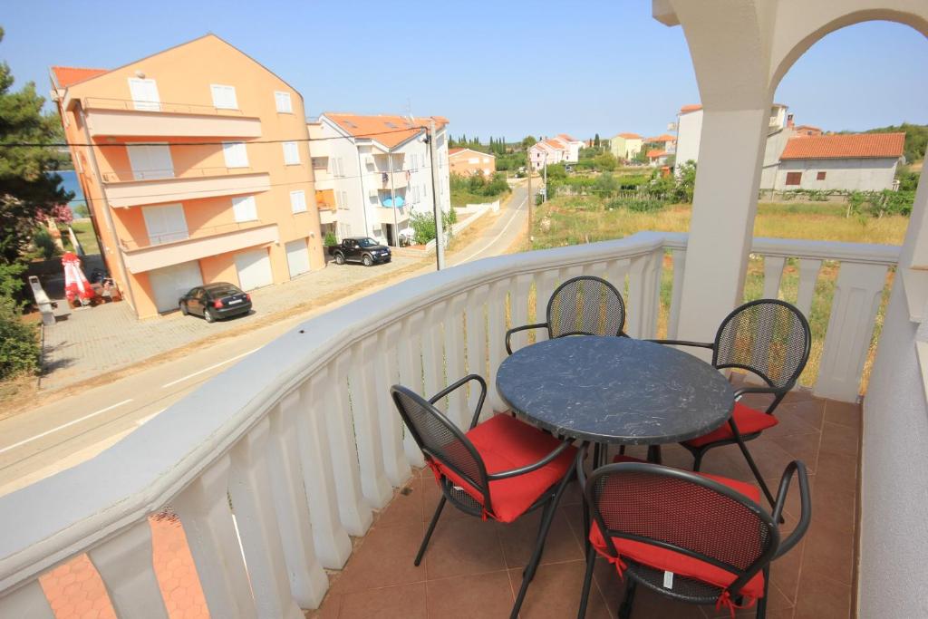 Balkon lub taras w obiekcie Apartments by the sea Pasman - 8215