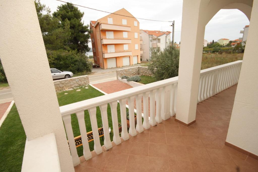 Balkon lub taras w obiekcie Apartments by the sea Pasman - 8215