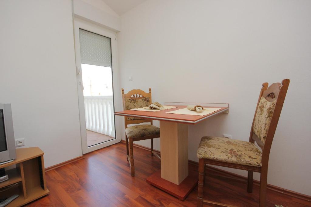 Telewizja i/lub zestaw kina domowego w obiekcie Apartments by the sea Pasman - 8215