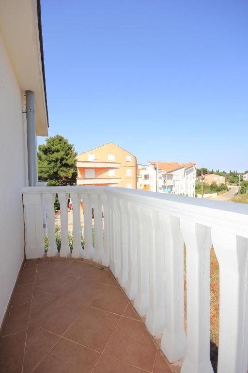 Balkon lub taras w obiekcie Apartments by the sea Pasman - 8215