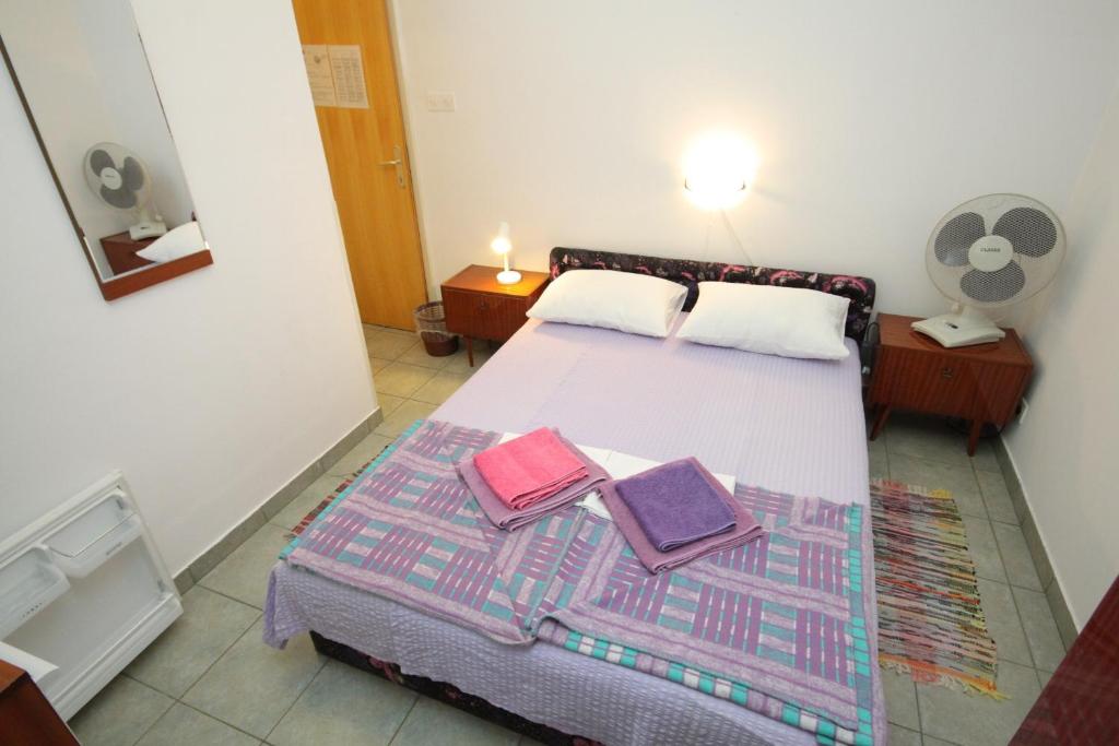 Posteľ alebo postele v izbe v ubytovaní Apartments and rooms by the sea Mali Losinj (Losinj) - 7953
