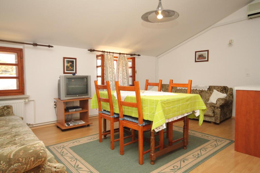 TV a/nebo společenská místnost v ubytování Apartments by the sea Osor, Losinj - 8088
