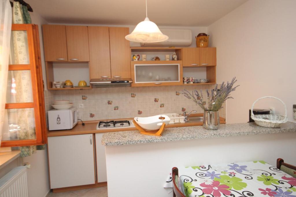 Kuchyň nebo kuchyňský kout v ubytování Apartments by the sea Osor, Losinj - 8088