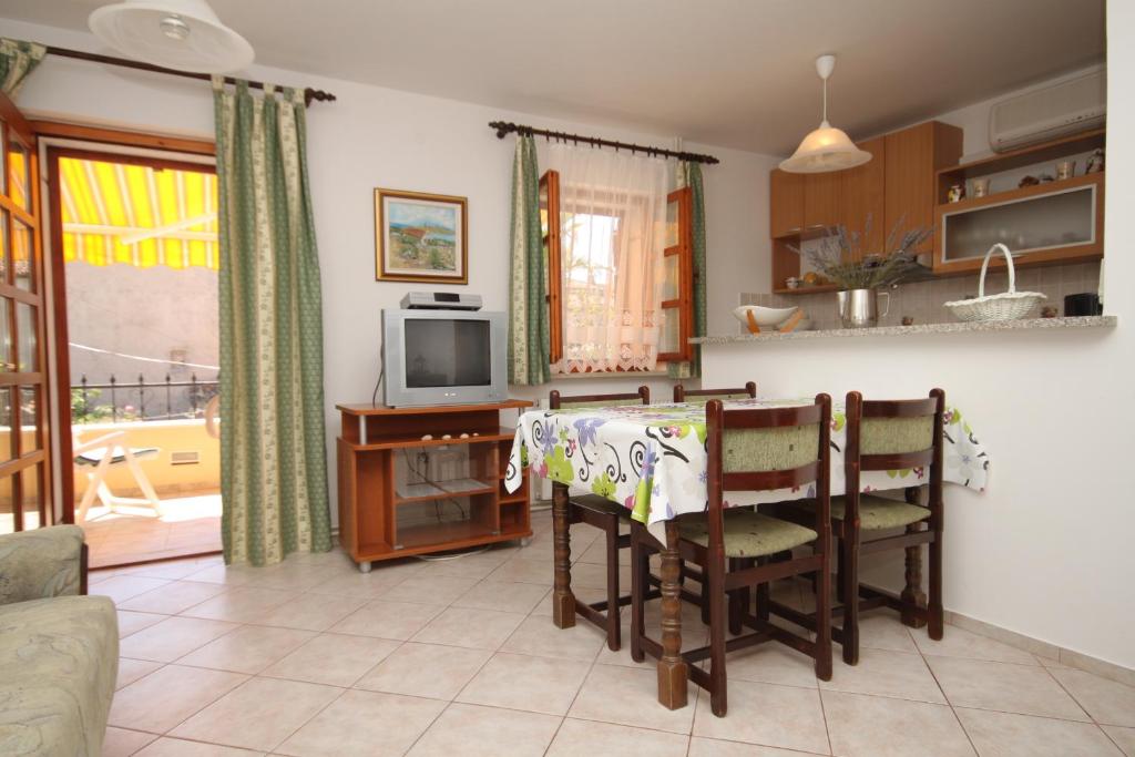 Kuchyň nebo kuchyňský kout v ubytování Apartments by the sea Osor, Losinj - 8088