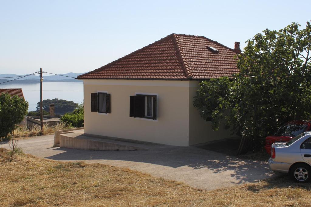 ein kleines Haus mit einem davor geparkt in der Unterkunft Apartments with a parking space Savar, Dugi otok - 8127 in Savar