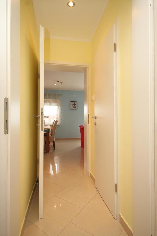 Zdjęcie z galerii obiektu Family-friendly apartments with swimming pools Opatija - 7916 w mieście Opatija
